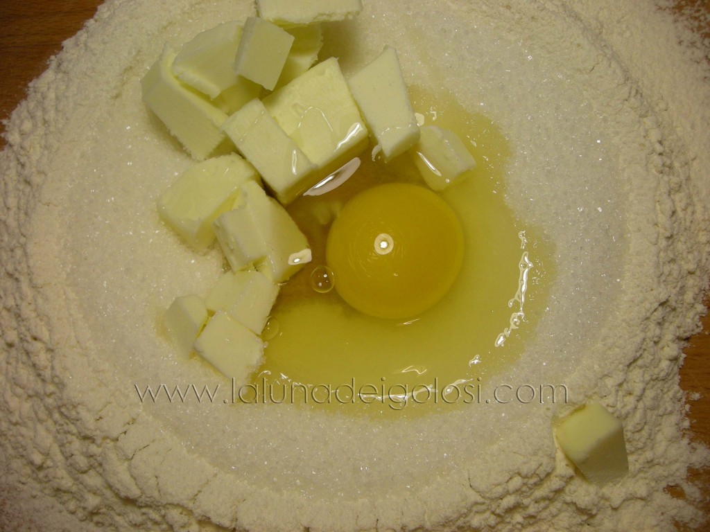 setaccia la farina, aggiungi lo zucchero, il burro a pezzetti, le uova intere e un pizzico di sale fino