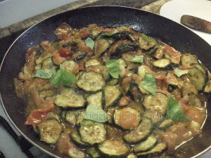 aggiungi le zucchine e fai insaporire a fuoco lento