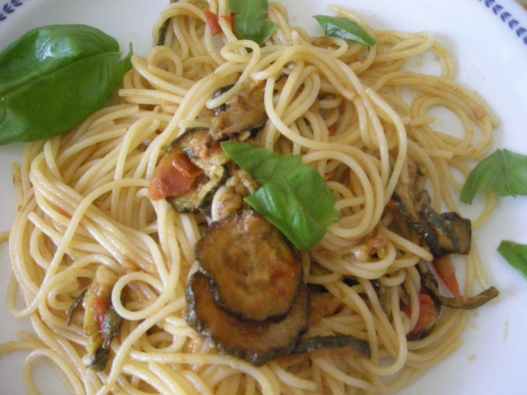   pasta con zucchine e pomodorini
