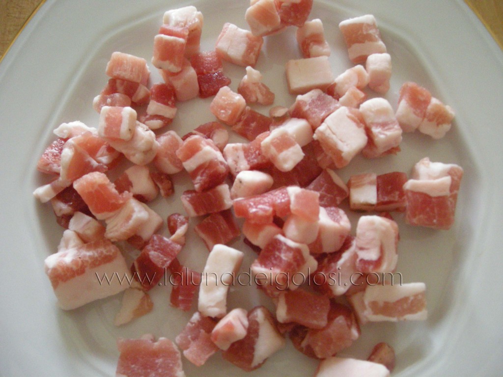 taglia la pancetta a dadini taglia la pancetta a dadini