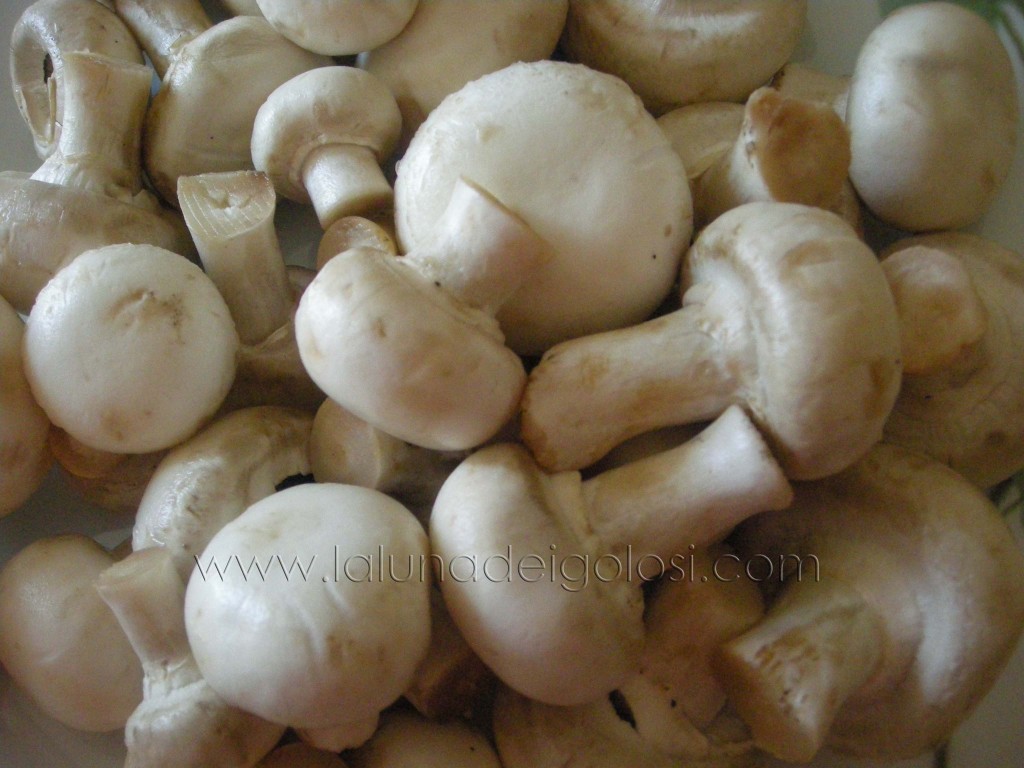 risotto ai funghi: pulisci i funghi 