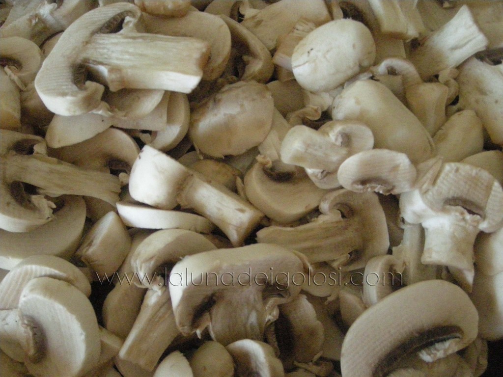 risotto ai funghi: taglia i funghi