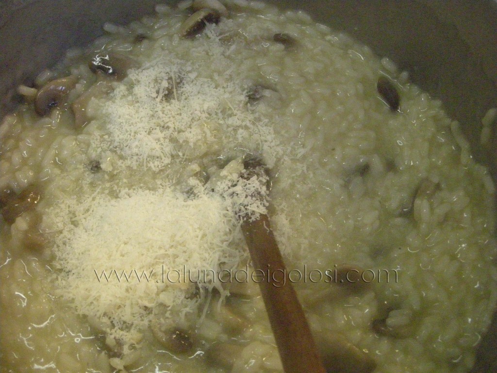 appena il risotto ai funghi è cotto metti formaggio e burro