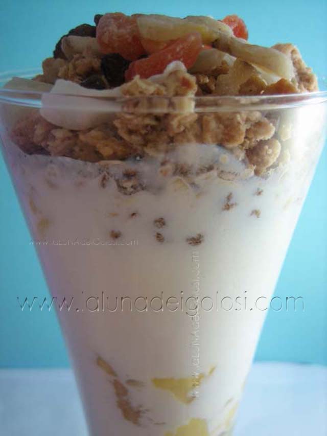 Yogurt fatto in casa: colazione sana con yogurt, ananas e cereali!