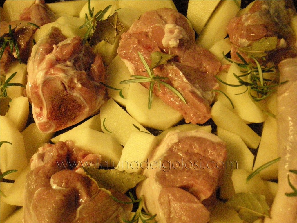 Agnello al forno: metti l'agnello, le patate, gli aromi in un tegame 