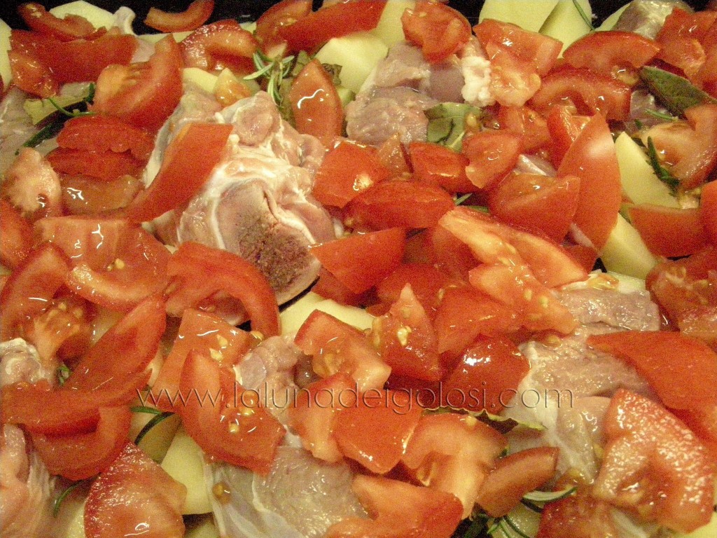 aggiungi i pomodori, l'olio, il sale