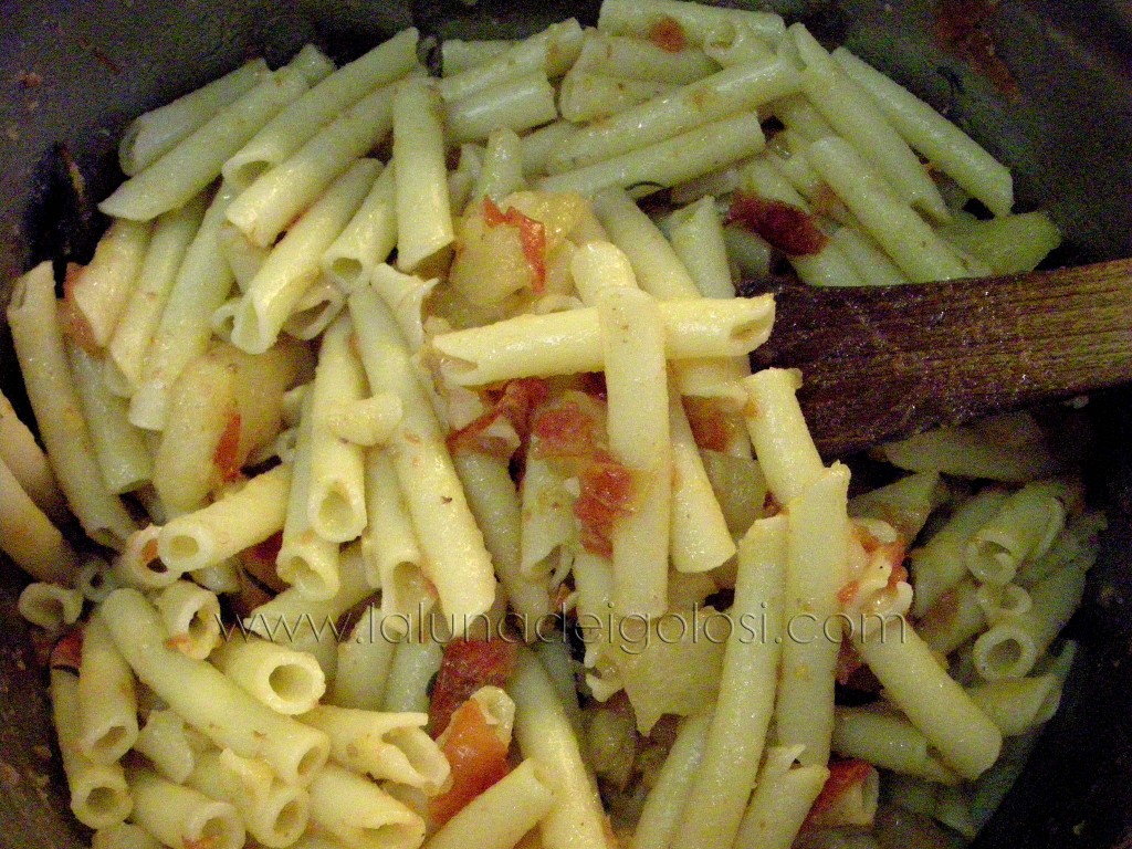 condisci la pasta col sughetto dell' agnello al forno