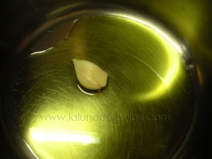 rosola l'aglio nell'olio