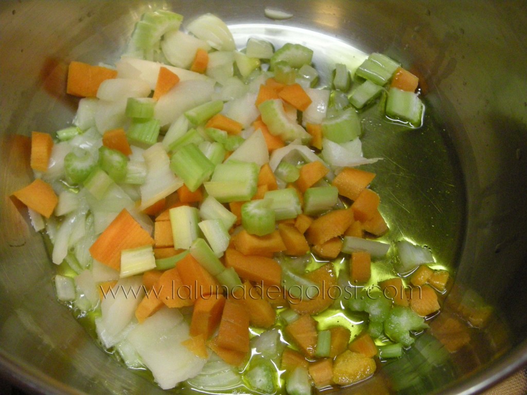 prepara un soffritto con cipolla, sedano e carota prepara un soffritto con cipolla, sedano e carota