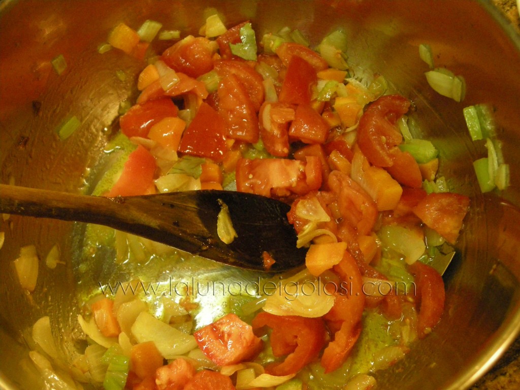 aggiungi i pomodori e una foglia d'alloro aggiungi i pomodori e una foglia d'alloro