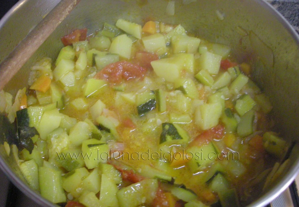 aggiungi le patate e le zucchine aggiungi le patate e le zucchine