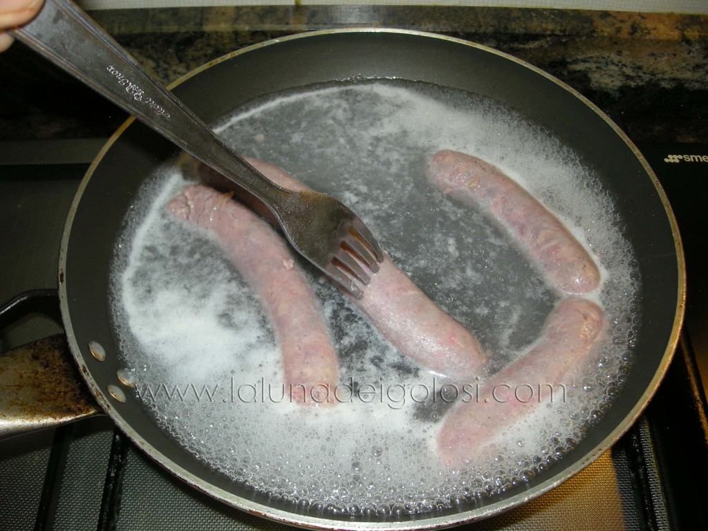 buca la salsiccia con la forchetta e cuocila nell'acqua