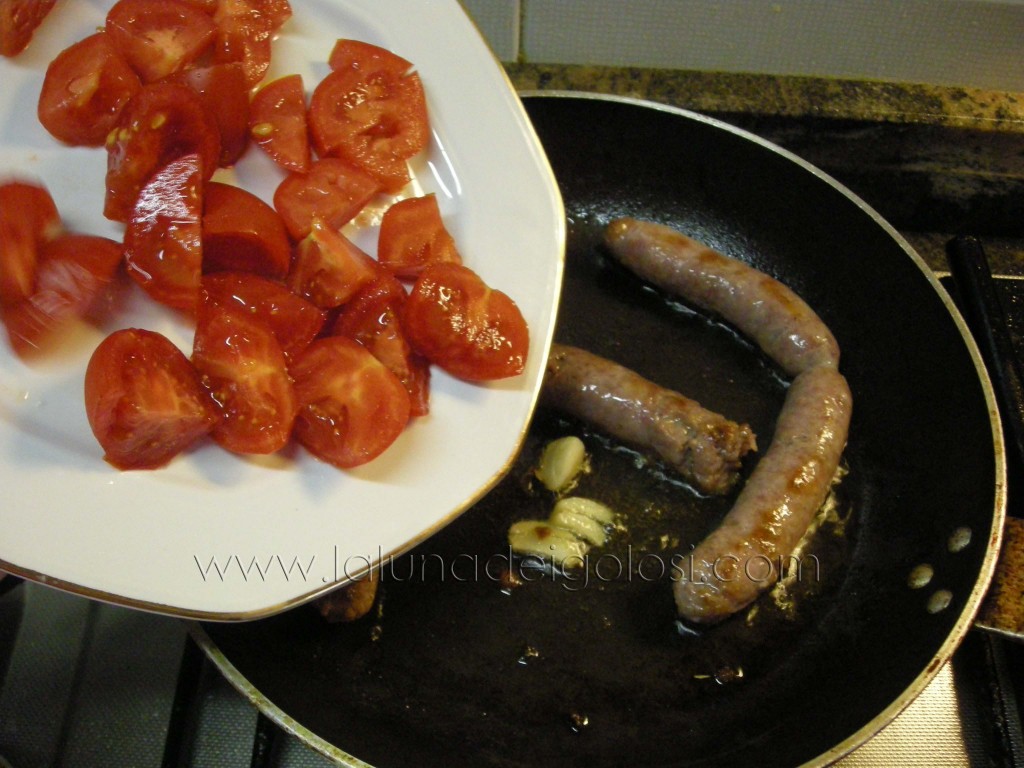 soffriggi l'aglio, fai rosolare la salsiccia e metti i pomodori