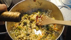 Risotto agli asparagi: aggiungi il vino e fai tostare il riso!