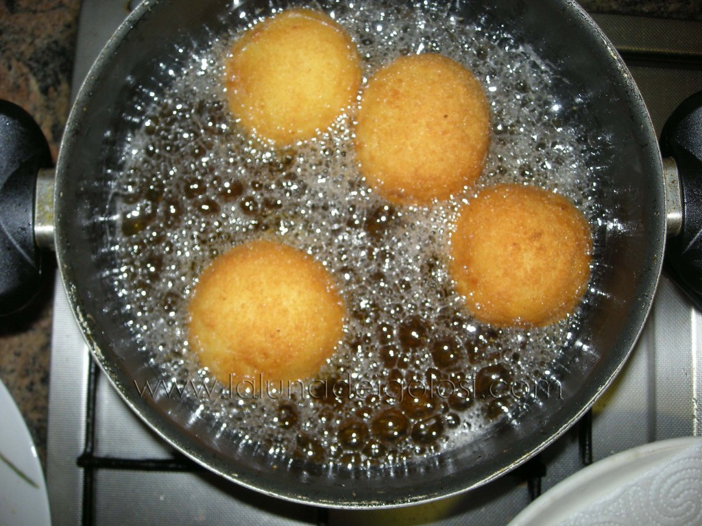 scalda  l'olio e quando è ben caldo friggili