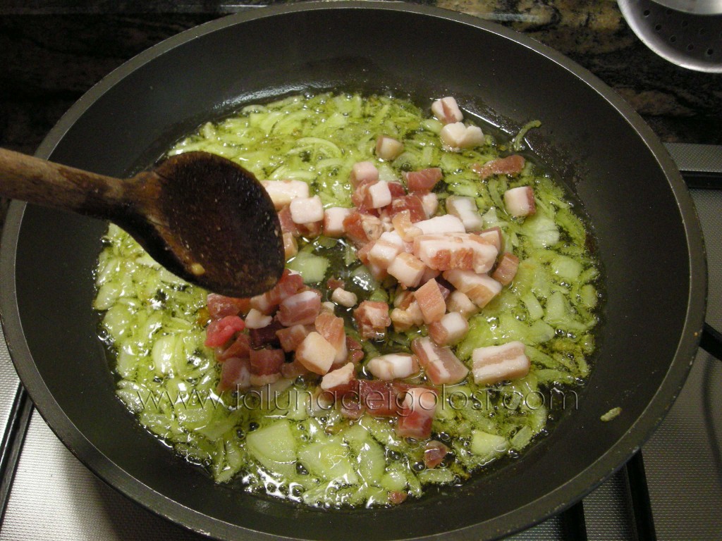 soffriggi la cipolla e metti la pancetta 