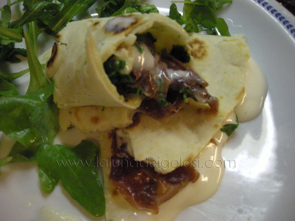 Piadina romagnola con crudo, rucola e crescenza Piadina romagnola con crudo, rucola e crescenza