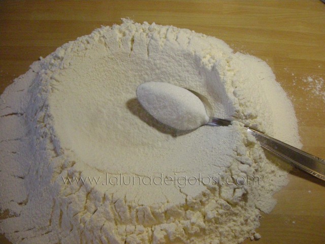 Cartellate al forno con vincotto di fichi : setaccia la farina e metti un cucchiaio di zucchero