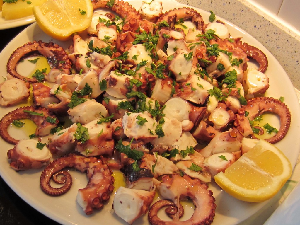 Insalata  di polpo e patate: e taglialo e condiscilo con olio, limone e prezzemolo