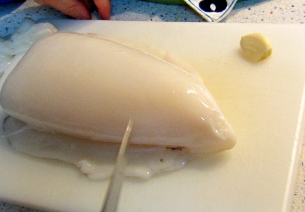 pulisci il pesce, spellalo e lavalo