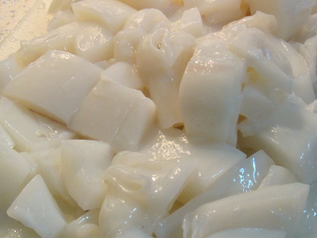 pulisci il pesce, spellalo e lavalo in modo da avere tanti quadratini