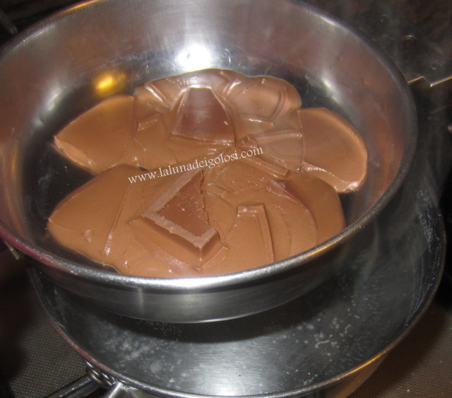 Pirottini di mandorle al cioccolato: fondi il cioccolato a bagnomaria