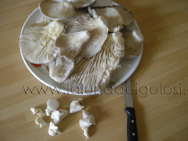 taglia il gambo alla base e dai una veloce lavata ai funghi