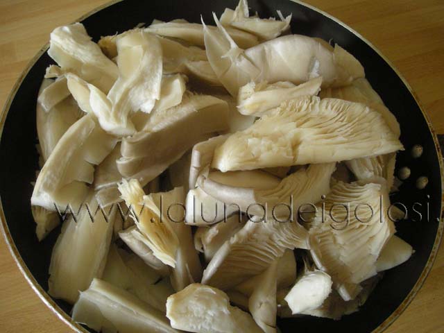 pasta ai funghi:   taglia i funghi e mettili in padella