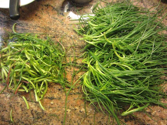 ecco a sinistra gli scarti e a destra gli  agretti puliti
