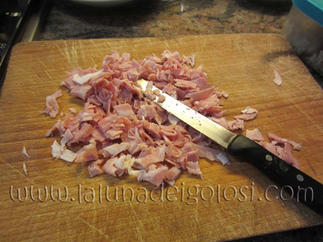 Pasta con cotto e cipolla: taglia il prosciutto cotto a pezzetti