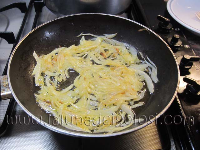 metti in padella  2 o 3  cucchiai d'olio d'oliva, soffriggi la cipolla  e falla appassire lentamente
