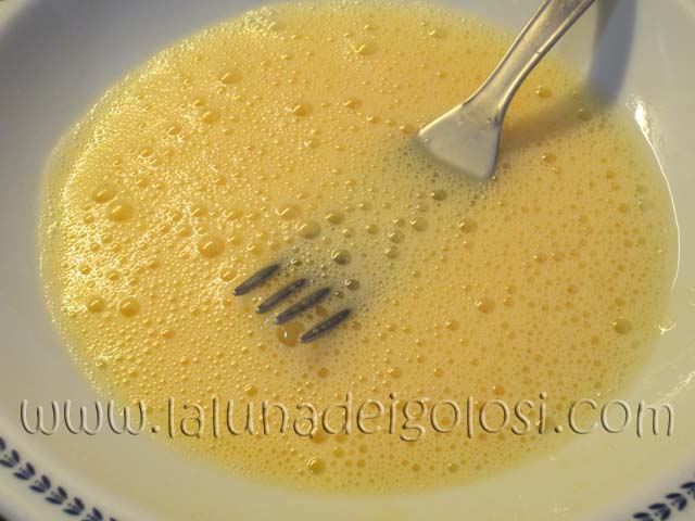 Pasta con cotto e cipolla: sbatti le uova in una ciotola