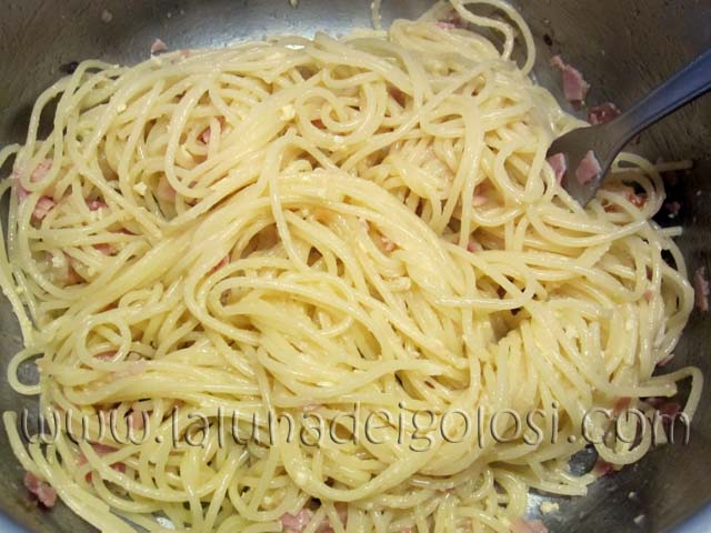 pasta con cotto e cipolla: sgocciola la pasta appena cotta e uniscila alle uova e al prosciutto con la cipolla