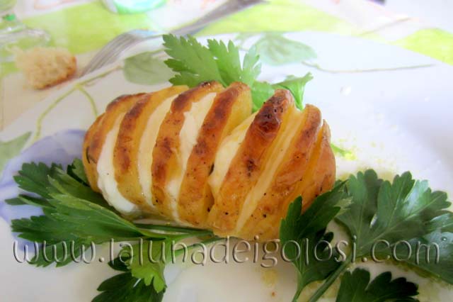 Patate al Forno Ripiene di Prosciutto e Mozzarella: variante n. 1: farcisci la patata con fette di mozzarella  