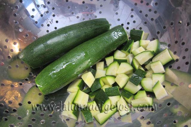 Rigatoni zucchine e gamberetti: lava le zucchine,spuntale e tagliale a cubetti