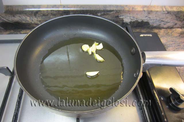 soffriggi l'aglio nell'olio d'oliva evo
