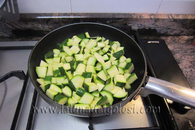 metti le zucchine e lasciale appassire per 10'/15' minuti