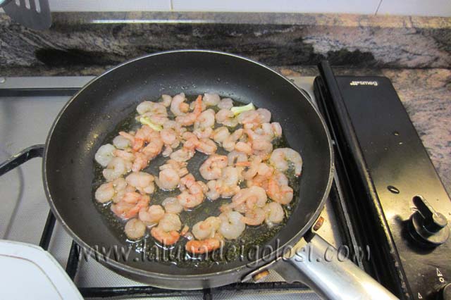 in un'altra padella metti a cuocere i gamberetti con un filo d'olio