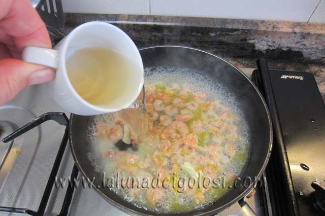sfumali col vino bianco e lasciali asciugare per 7'/8' minuti