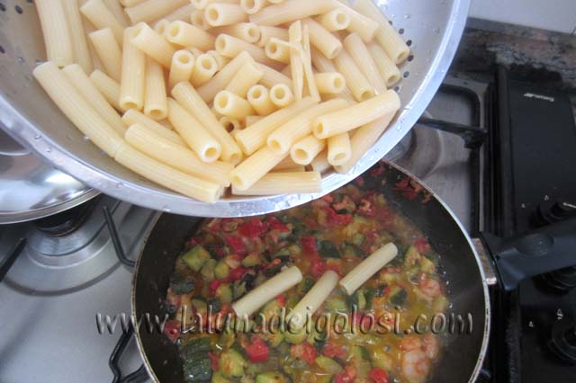 e dopo poco , metti anche la pasta