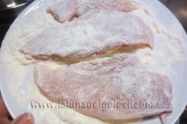 infarina il petto di pollo