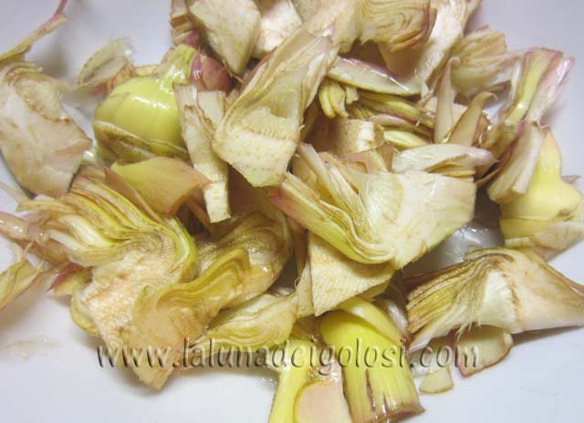 sgocciola i casrciofi e uniscili al pollo