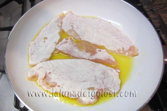 adagia il pollo nell'olio caldo e fallo rosolare a fuoco vivo