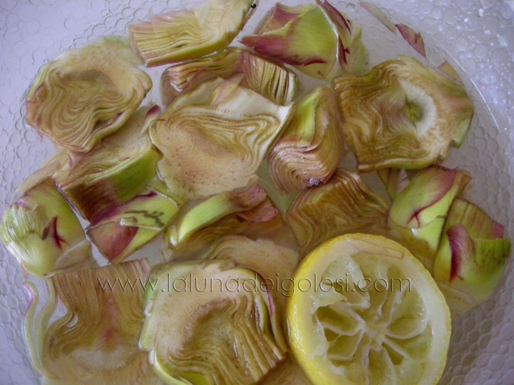 affettali e mettili in acqua acidulata
