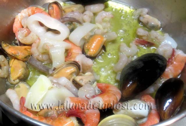 aggiungi  i frutti di mare