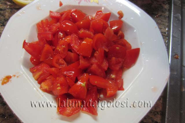 lava e taglia i pomodori  