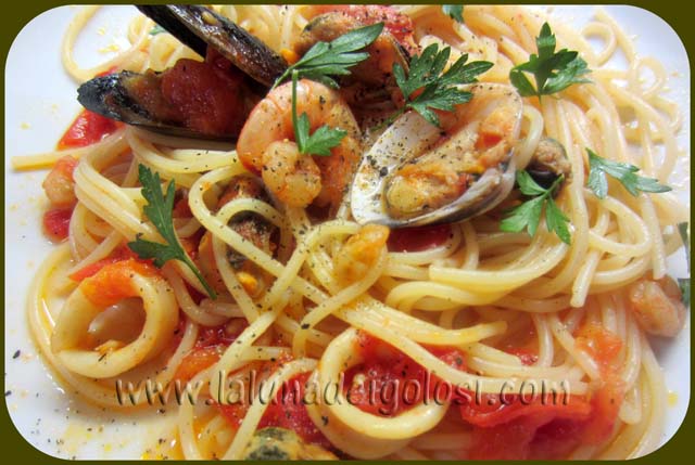spaghetti ai frutti di mare con un pizzico di pepe che ne esalta il sapore