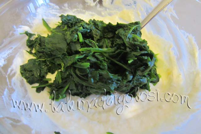 aggiungi gli spinaci (dopo averli lessati in poca acqua) 