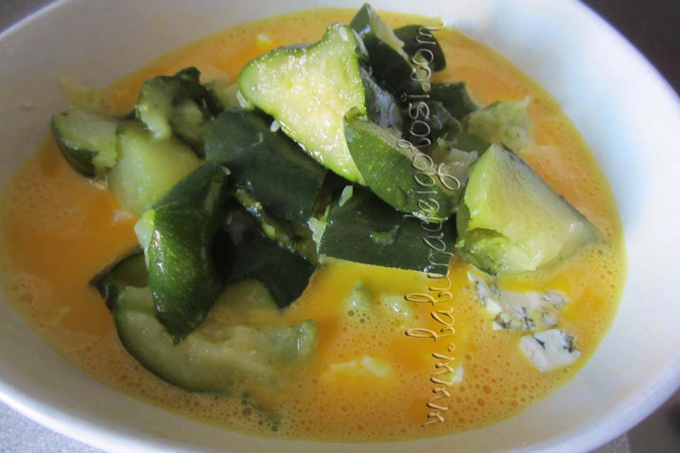 unisci anche le zucchine lessate, dopo averle lasciate raffreddare