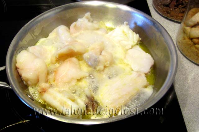 soffriggi l'aglio nell'olio e aggiungi i tranci di pesce